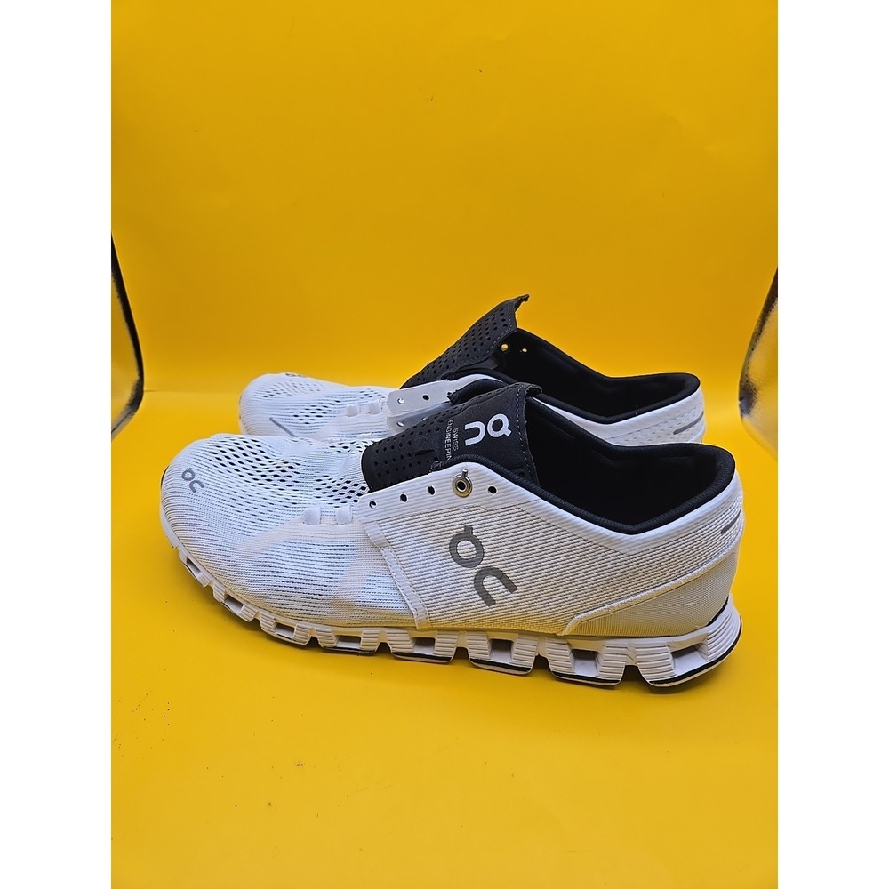 On Running Cloud X Mens 8 White Black Swiss Engineering Lightweight